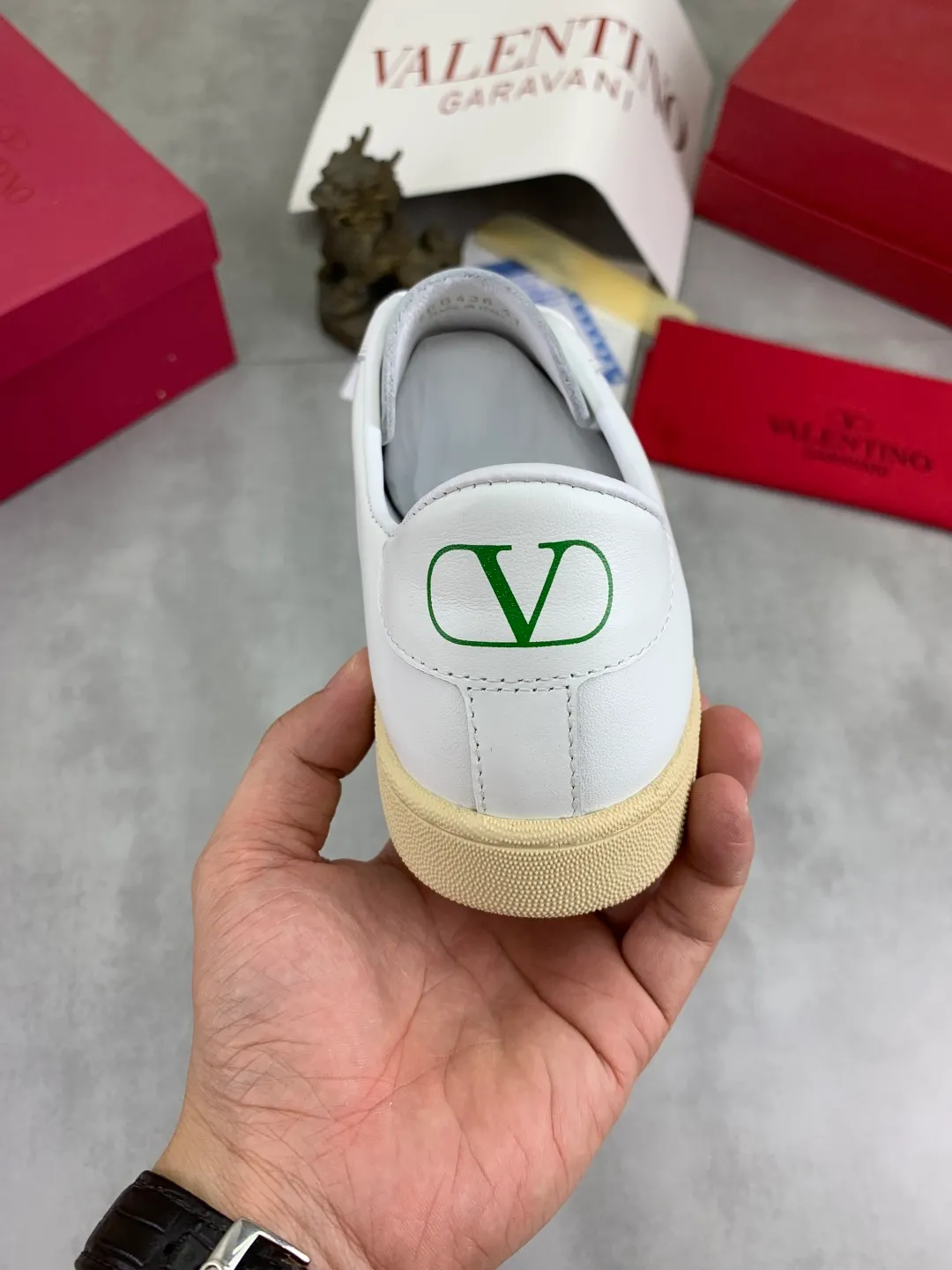 Men's men's shoes 💰P520 New style 💰 Top version Valentino Valentino 25/ Royco series Cherry 🍒Couple style Casual sneakers White shoes Original purchase and development Production Classic and timeless low-top sneakers outline a lazy silhouette, supplemented by low-key and restrained brand details, evolved into a must-have item in the wardrobe, comfortable and versatile!  ✔️Fabric: Original customized first-layer cowhide ✔️Inner lining: Imported breathable sheep lining ✔️Sole: Original molded anti-slip rubber material ✔️Size: 38-45